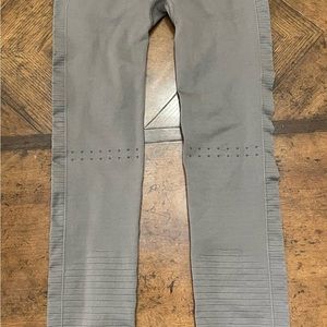Gymshark women’s size XS gray patterned leggings.